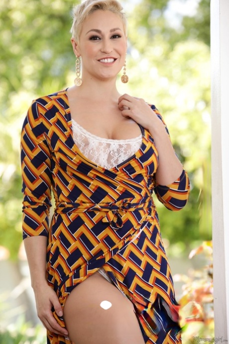 Коротко стриженная женщина Райан Кили схватила Скайлар Сноу за свою большую задницу картинка 2