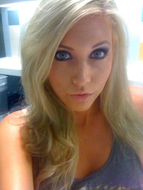 Горячая блондинка Саманта обнажает свои большие сиськи и сладкую попку для селфи картинка 5