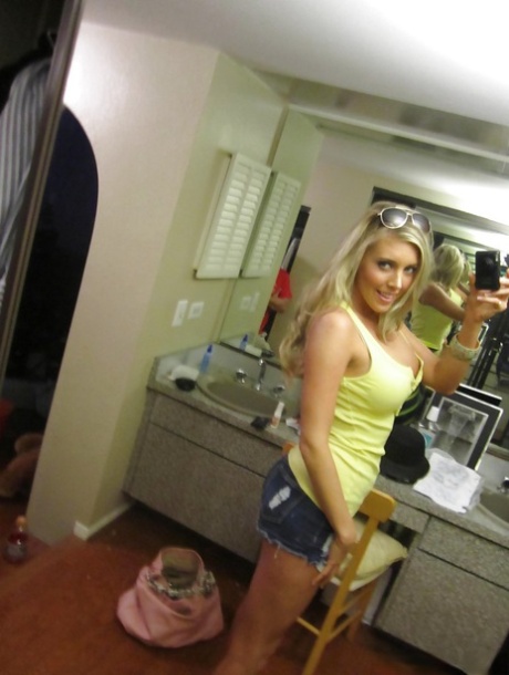 Саманта Сент с большими сиськами делает любительские снимки своего обнаженного тела картинка 3