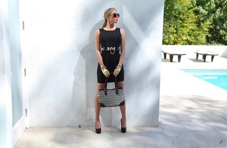 Восхитительная блондинка Саманта Сент позирует полностью одетой и снимает юбку картинка 4