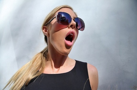 Восхитительная блондинка Саманта Сент позирует полностью одетой и снимает юбку картинка 11