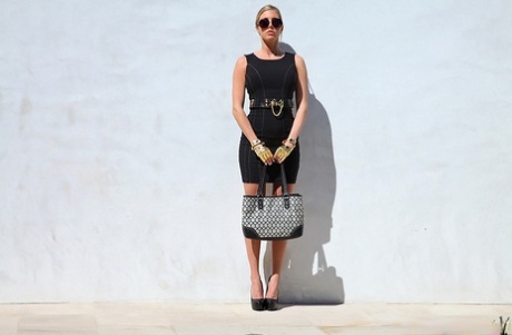 Восхитительная блондинка Саманта Сент позирует полностью одетой и снимает юбку картинка 9