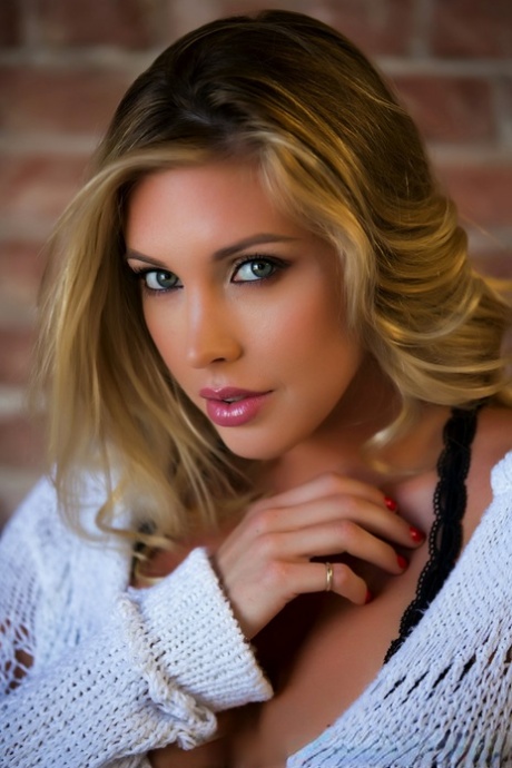 Знаменитая порнозвезда Саманта Сент демонстрирует свое красивое личико во время соло-моделирования картинка 1