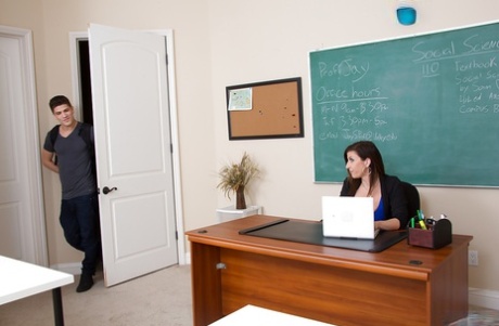 Милфа из реалити-шоу Сара Джей трахается с одним из своих студентов картинка 1