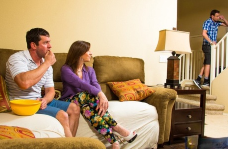 Похотливая пума Сара Джей соблазняет и трахает одного из друзей своего сына картинка 2