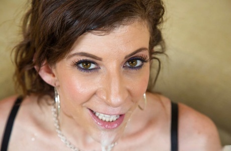 Сексуальная милфа Сара Джей, горячая пума, наслаждающаяся спермой в рот в реалити-шоу картинка 14