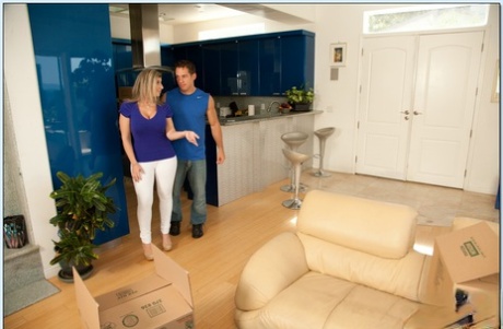 Большие сиськи милфы Сары Джей трясутся во время жесткого траха в жопу наяву картинка 1