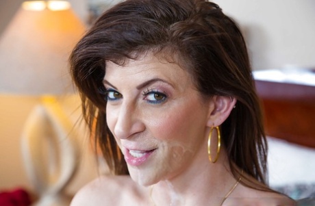 Распутная мамочка с большими сиськами Сара Джей задирает юбку и трахается с молодым парнем картинка 16