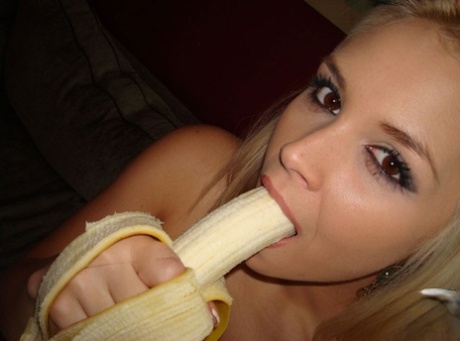 Сексуальная красотка с огромными сиськами Сара Ванделла раздвигает свою пизду картинка 15