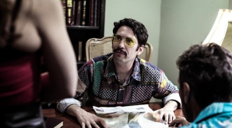 Молодые девушки участвуют в групповом сексе с родственными членами семьи картинка 2