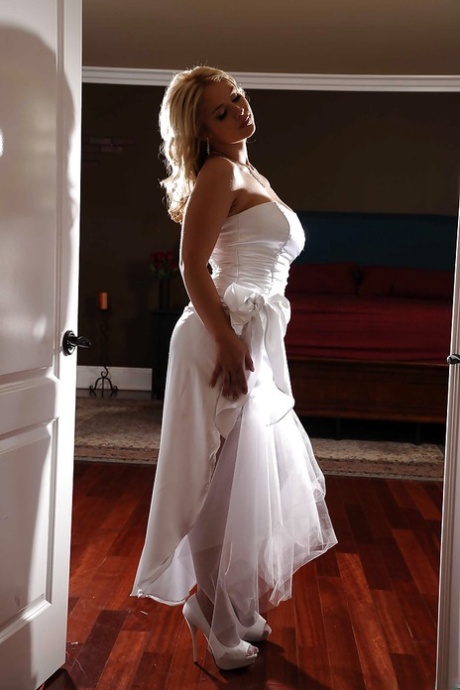 Потрясающая красотка Сара Ванделла позирует в чулках, показывая свои большие сиськи картинка 1