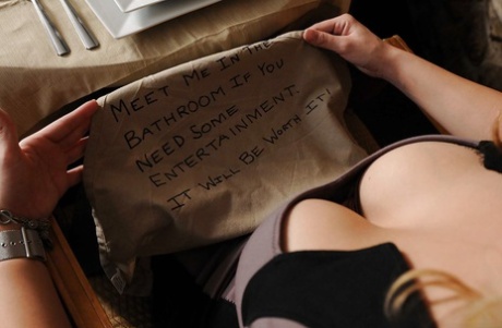 Великолепную жену Сару Ванделлу жестко трахнули после романтического ужина картинка 4