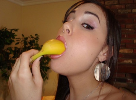 Темноволосая самка Саша Грей демонстрирует навыки глубокой глотки перед глубоким аналом картинка 2