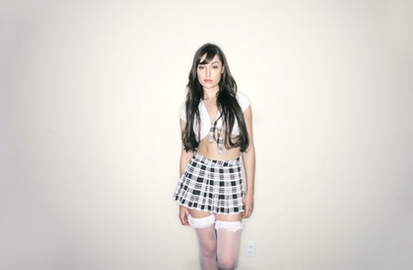 Сольная модель Саша Грей снимает свой топ, оставаясь в плиссированной юбке и чулках картинка 3