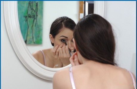 Распутная молоденькая красотка с крошечными сиськами Саша Грей ублажает твердый член картинка 2