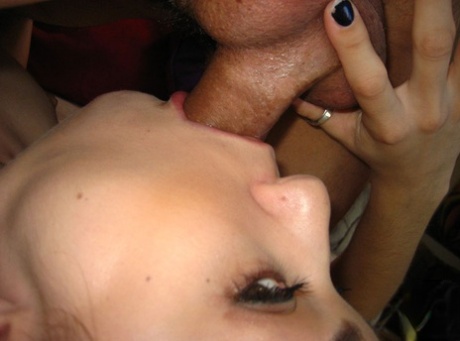 Стервозная порнозвезда Саша Грей делает глубокий минет огромному члену и съедает порцию спермы картинка 11