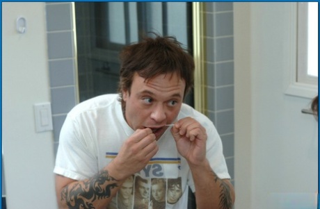 Распутная молоденькая красотка с крошечными сиськами Саша Грей ублажает твердый член картинка 1