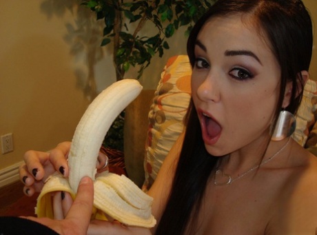 Темноволосая самка Саша Грей демонстрирует навыки глубокой глотки перед глубоким аналом картинка 1