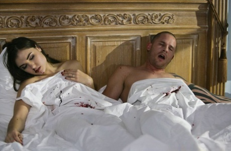 Распутную жену Сашу Грей трахают в пизду твердым членом картинка 16