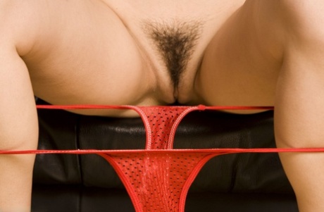 Модель с обложки Саша Грей избавилась от красного платья, чтобы пойти обнаженной на каблуках картинка 12