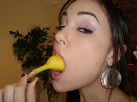 Сексуальная красотка в чулках Саша Грей показывает свое изящное тело и киску картинка 14