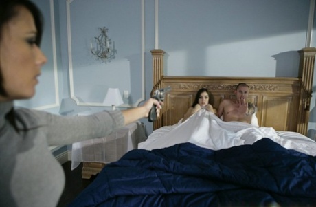 Распутную жену Сашу Грей трахают в пизду твердым членом картинка 15