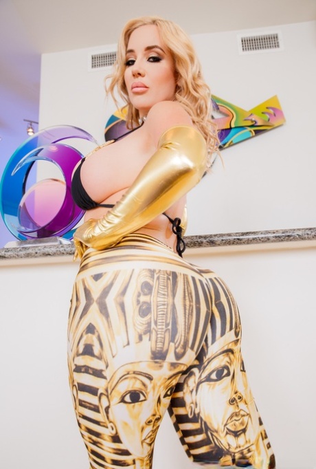 Блондинка-бомба Саванна Бонд делает минет стоя на коленях в длинных золотых перчатках картинка 5