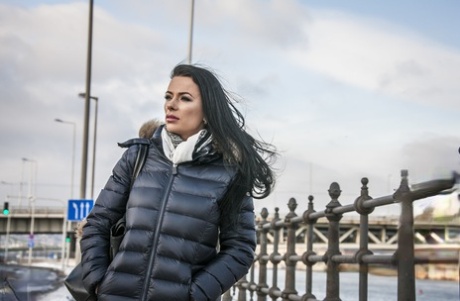 Любительская милфа Шалина Дивайн ласкает свою киску перед сексом большим членом картинка 3