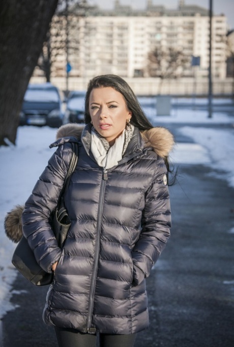 Любительская милфа Шалина Дивайн ласкает свою киску перед сексом большим членом картинка 1