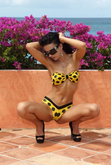 Темноволосая любительница Шалина Дивайн отходит в туалет после траха пальцами на открытом воздухе картинка 6