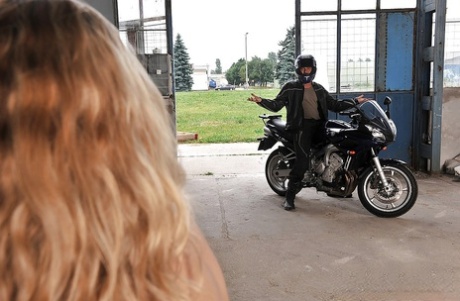 Минет от порнозвезд с большой жопой Шалины Дивайн и Мишель Мойст картинка 1