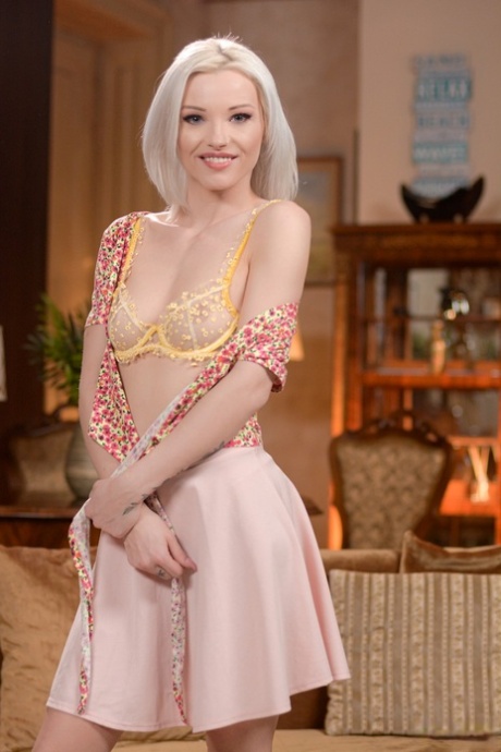 Великолепная Шалина Дивайн наслаждается книгой-дневником своей мечты, когда сексуальная Зази картинка 1