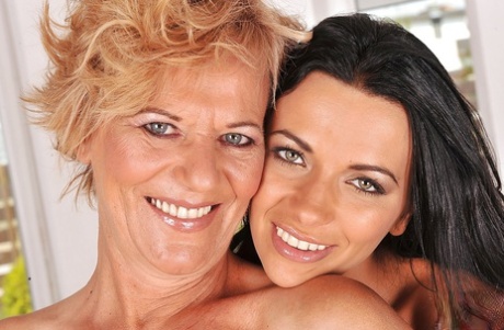 Юная Шалина Дивайн трогает сиськи своей зрелой подруги лесбиянки картинка 9