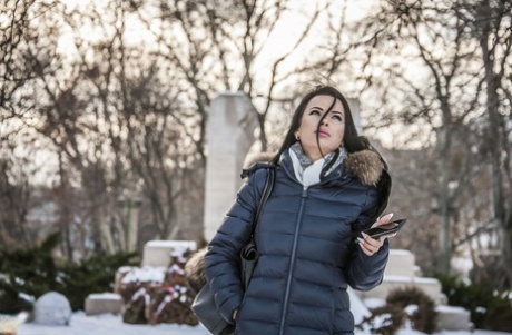 Любительская милфа Шалина Дивайн ласкает свою киску перед сексом большим членом картинка 2