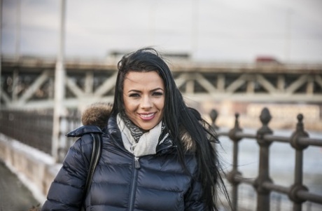 Любительская милфа Шалина Дивайн ласкает свою киску перед сексом большим членом картинка 4