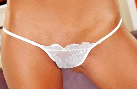 Молоденькая брюнетка Шалина Дивайн обнажает свое изящное тело картинка 8