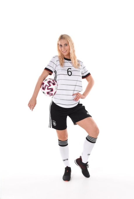 Спортивная блондинка Шэрон Уайт играет со своими футбольными носками и бутсами картинка 1