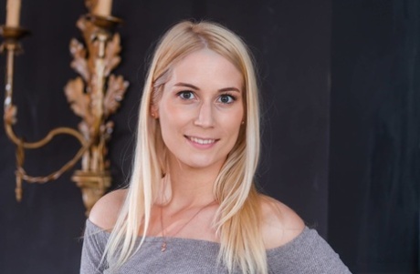 Молоденькая блондинка Шэрон Уайт обнажает свою сексуальную попку перед мастурбацией картинка 1