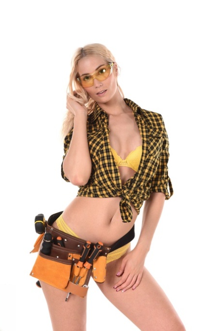 Белокурая работница-строитель Шарон Уайт раздевается, чтобы подрочить секс-игрушкой картинка 3