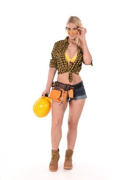 Белокурая работница-строитель Шарон Уайт раздевается, чтобы подрочить секс-игрушкой картинка 1