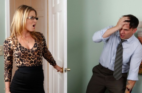 Грязная блондинка-пума Шина Шоу выслеживает молодого мужчину и трахает его картинка 3