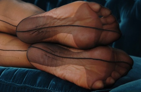 Белокурая порнозвезда Сильвия Сент ублажает свою милфовую пизду в нижнем белье картинка 2