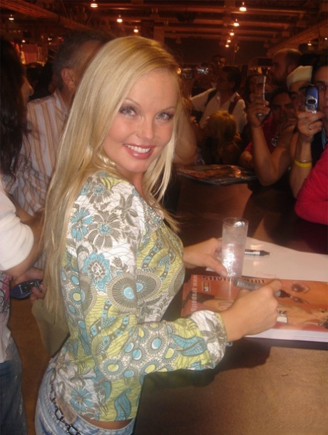 Сексуальная милфа порнозвезда Сильвия Сейнт позирует полностью одетой в джинсы и ботинки картинка 5