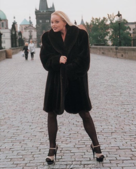 Наглая блондинка раздвигает ноги и дрочит пальцами в колготках без выреза в общественном месте картинка 2