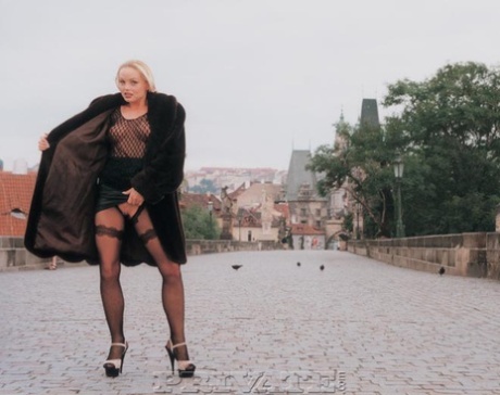 Наглая блондинка раздвигает ноги и дрочит пальцами в колготках без выреза в общественном месте картинка 1