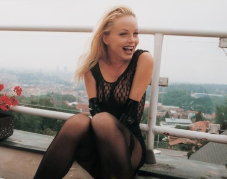 Наглая блондинка раздвигает ноги и дрочит пальцами в колготках без выреза в общественном месте картинка 15