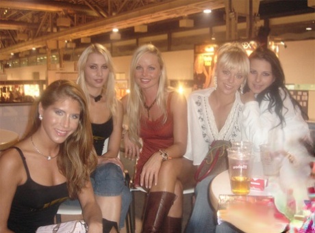 Сексуальная милфа порнозвезда Сильвия Сейнт позирует полностью одетой в джинсы и ботинки картинка 3