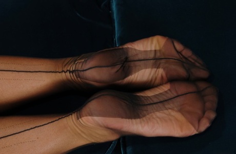 Белокурая милфа Сильвия Сент демонстрирует свою задницу порнозвезды в нижнем белье картинка 3