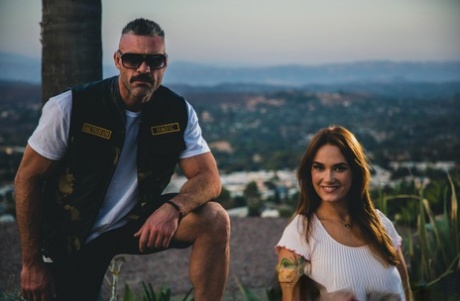 Сексуальная девушка Сири Даль обнажает свои красивые сиськи и сочную попку, раздеваясь картинка 1