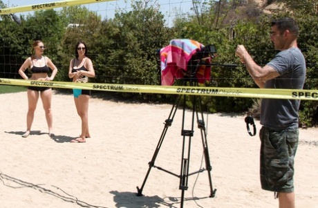 Мамочки раздеваются догола во время игры в волейбол и на массажном столе картинка 9